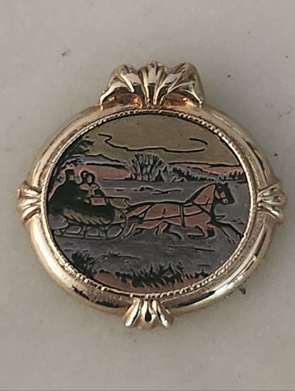 Vtg 1982 Avon "Country Christmas" Gold-Tone Winter Sleigh Scene Pendant